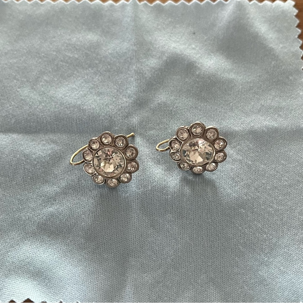 Cute cubic zarconia earrings flower shape (daisy)